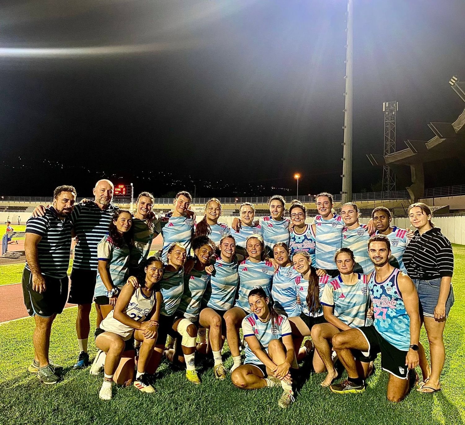Les Séniores et leur staff réunis sur le terrain après la finale du championnat
