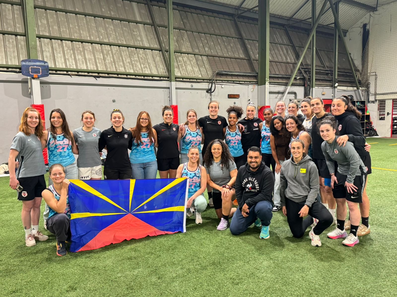 La section féminine du club réunie derrière le drapeau réunionnais